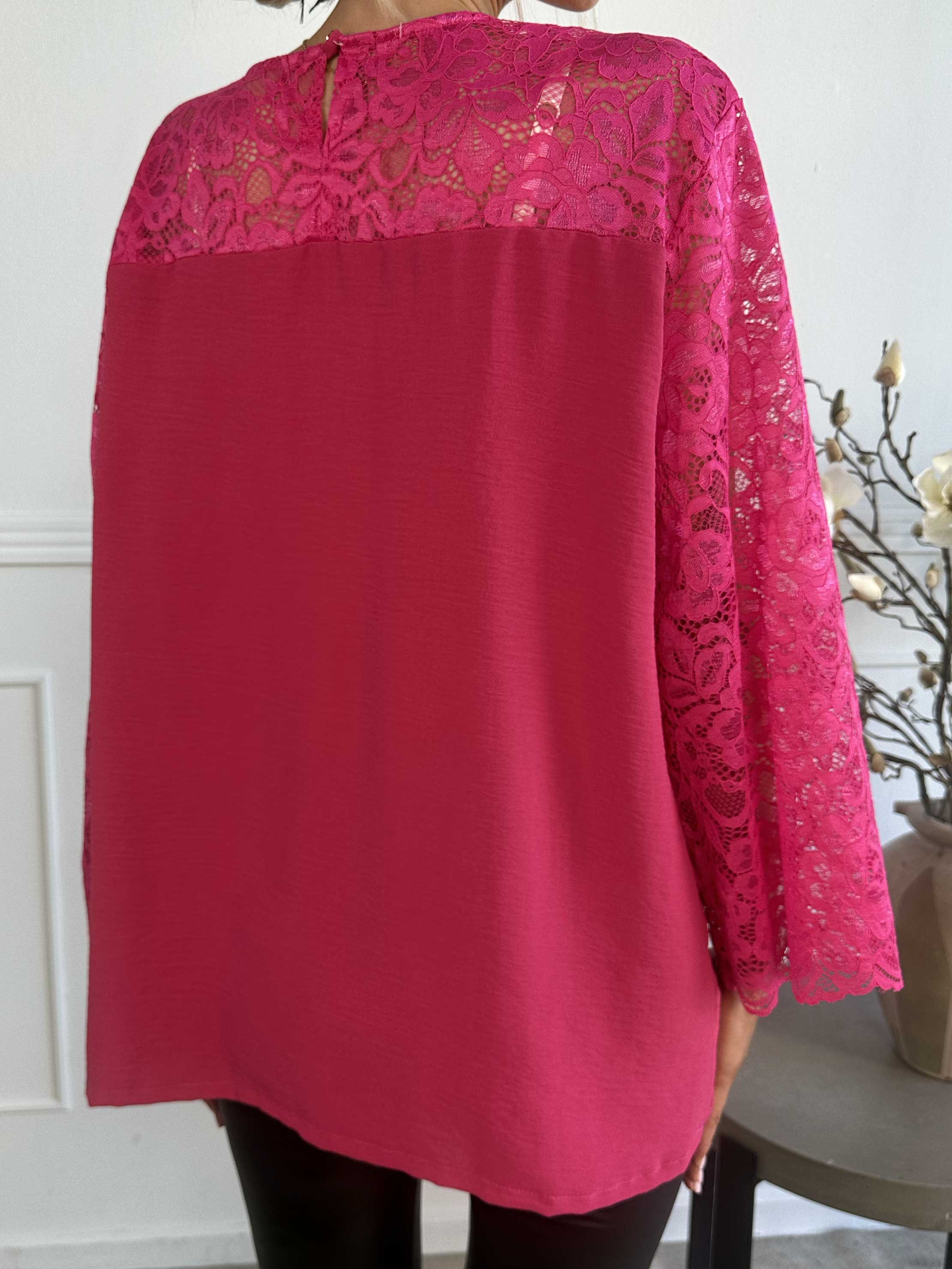 California - Söt tunika med spetsärmar